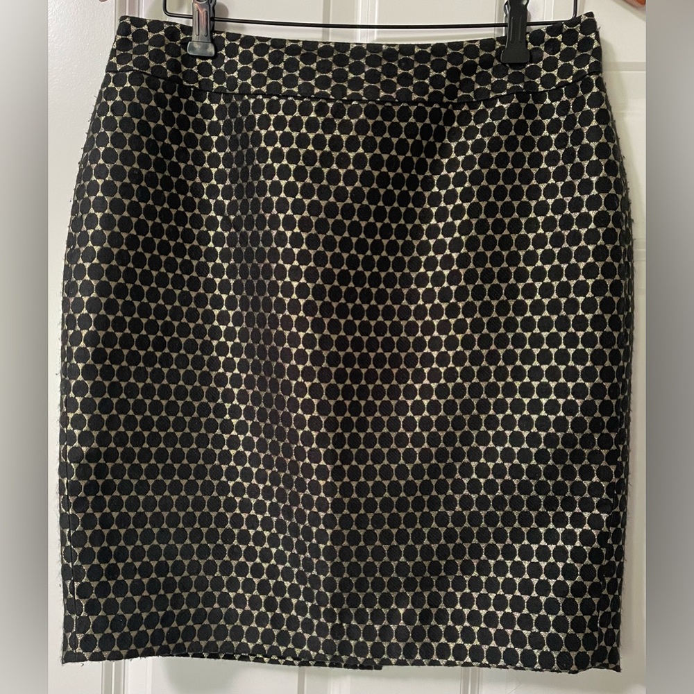 4 for $20 special 
Ann Taylor Petite Fully Lined Black & Shimmery Gold Skirt